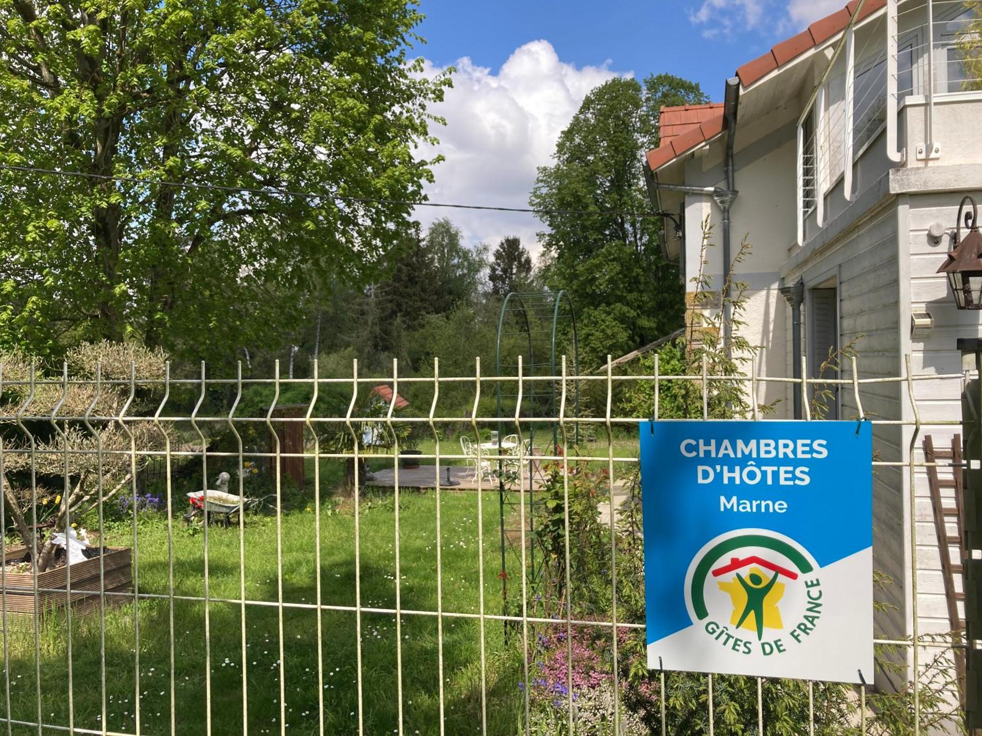 "Aux Chants Des Oiseaux" Domaine De La Renardiere Les Grandes-Loges Luaran gambar